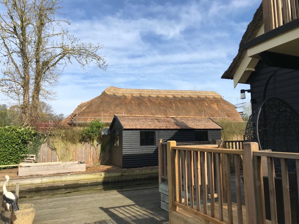 AngliaCo's tweet photo. Latest job completed in Hoveton. Nice new ridge and a tidy up of the old reed work. #thatch #Norfolk #hoveton #NorfolkBroads #norfolkhour #Thatching https://t.co/mFSTULpiyo