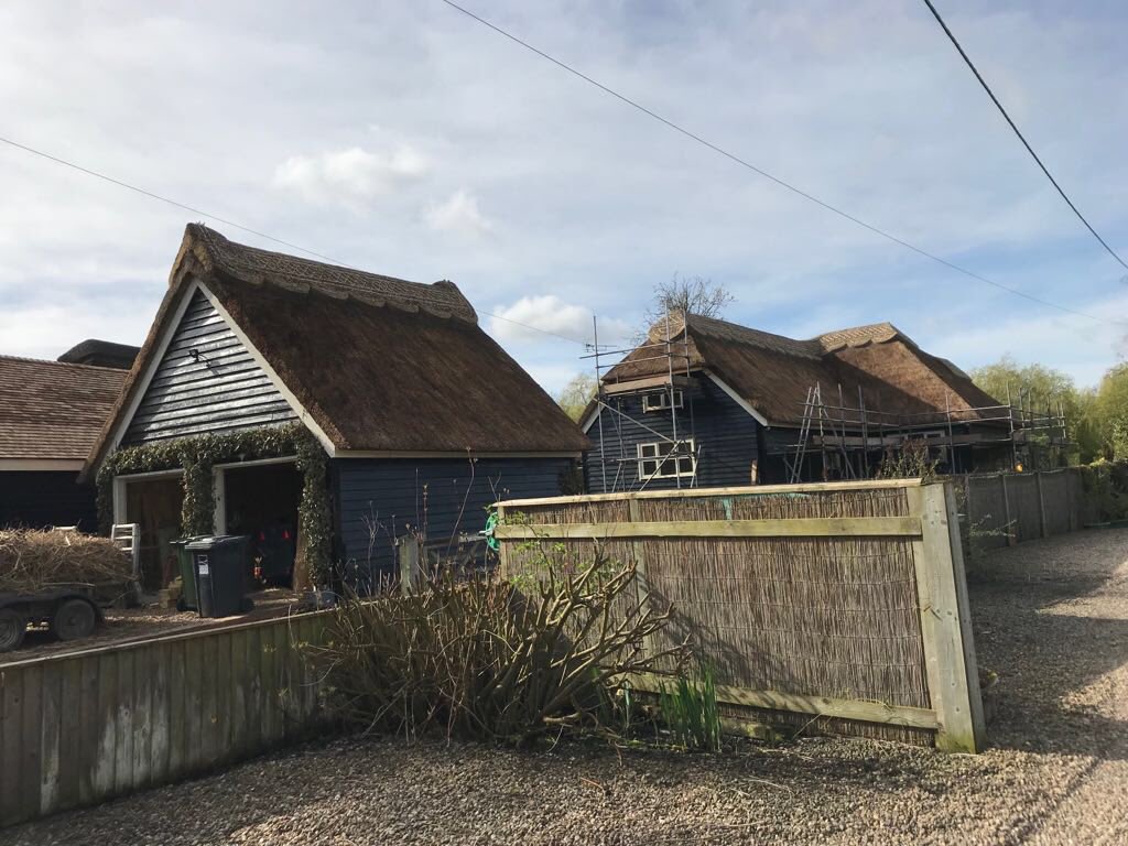 AngliaCo's tweet photo. Latest job completed in Hoveton. Nice new ridge and a tidy up of the old reed work. #thatch #Norfolk #hoveton #NorfolkBroads #norfolkhour #Thatching https://t.co/mFSTULpiyo
