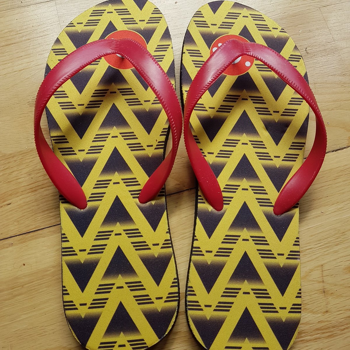 If we dont lose today i will giveaway a pair of these bruised banana flip flops to someone who RTs

sheworeshop.com 

UTA