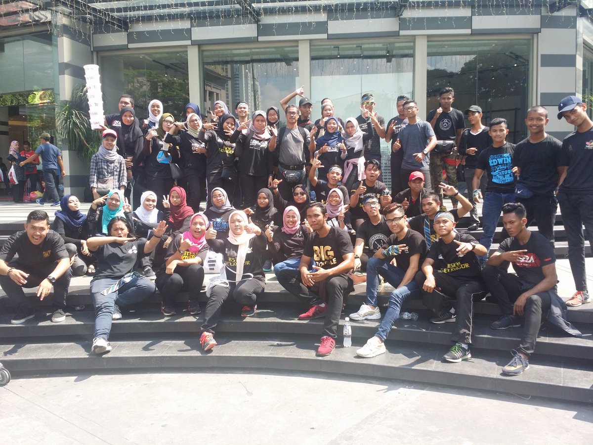 BSKNKEMSIS's tweet photo. Persembahan Hakka oleh 53 orang ahli BSKN Selangor di hadapan bangunan Sogo KL.
#BSKNPadu
#PLKNBest
#Sukarelawan
#HebatkanNegaraku https://t.co/yi0zoFkcnz