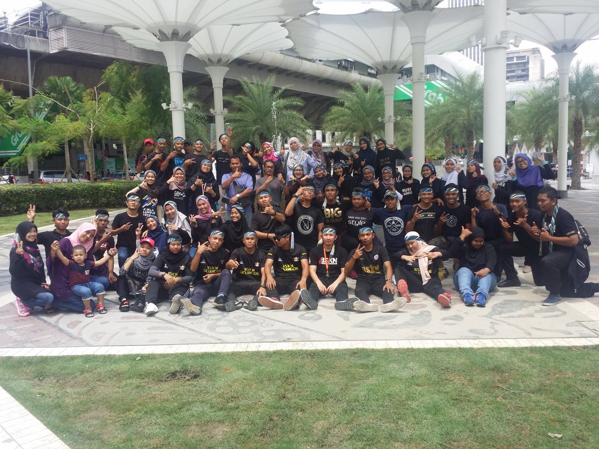 BSKNKEMSIS's tweet photo. Persembahan Hakka oleh 53 orang ahli BSKN Selangor di hadapan bangunan Sogo KL.
#BSKNPadu
#PLKNBest
#Sukarelawan
#HebatkanNegaraku https://t.co/yi0zoFkcnz