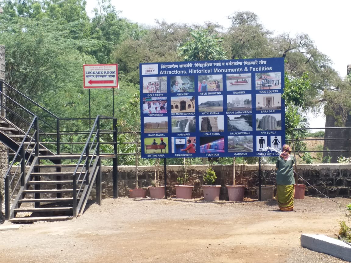 keshavupadhye's tweet photo. Naldurga fort in MH is adopted by Unity Multicons Pvt Ltd. under Vaibhav Rajya scheme of the MH Congress govt. MoU was signed between two in August 2013 Company’s name is written all over the fort. Why is Congress opposing now?...2(5) #RedFortAdoptionRow https://t.co/T7DuAAwct8