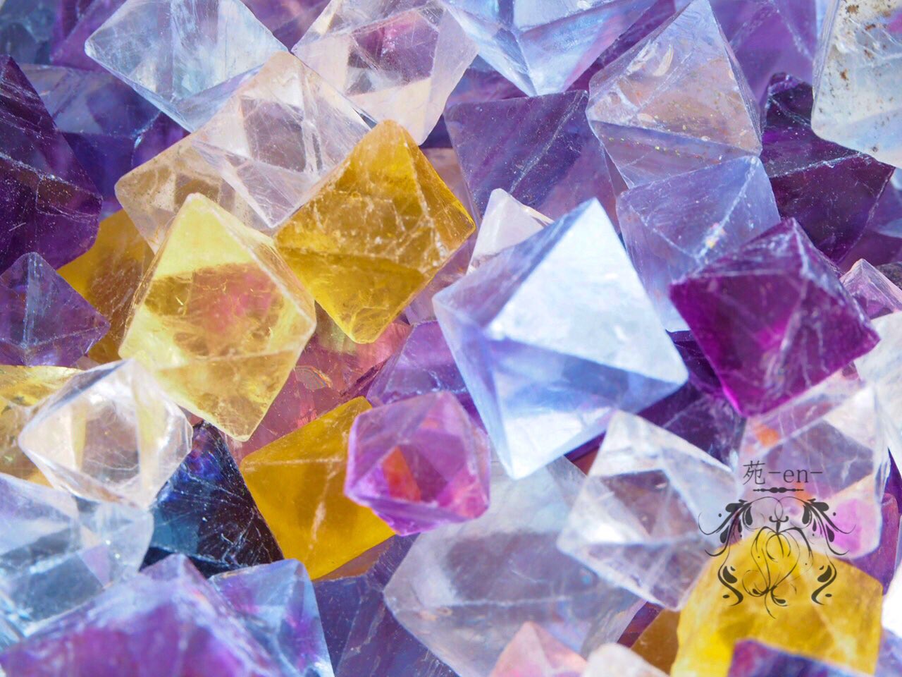 あるえ Webshop更新11 29 22時 久しぶりにイリノイ州産の八面体蛍石を撮影しました 先日の鬼灯同様 飴ちゃんみたいで美味しそう 二次加工 再配布 自作発言なしならアイコンやヘッダー 待ち受けなどご自由にお使いください 苑en 八面体蛍石