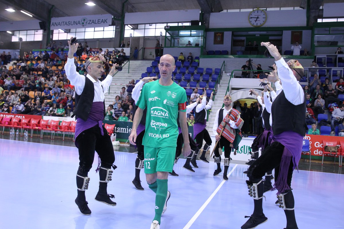 CDXOTA's tweet photo. Sin duda, lo mejor de ayer fue el reconocimiento a @jeseverri77 por parte de los danzantes de su pueblo Ochagavía, También el club le entregó la camiseta de la final de la Copa del Rey enmarcada con una placa que rezaba "Leyenda del Club Deportivo Xota". https://t.co/UlSQBCchfZ