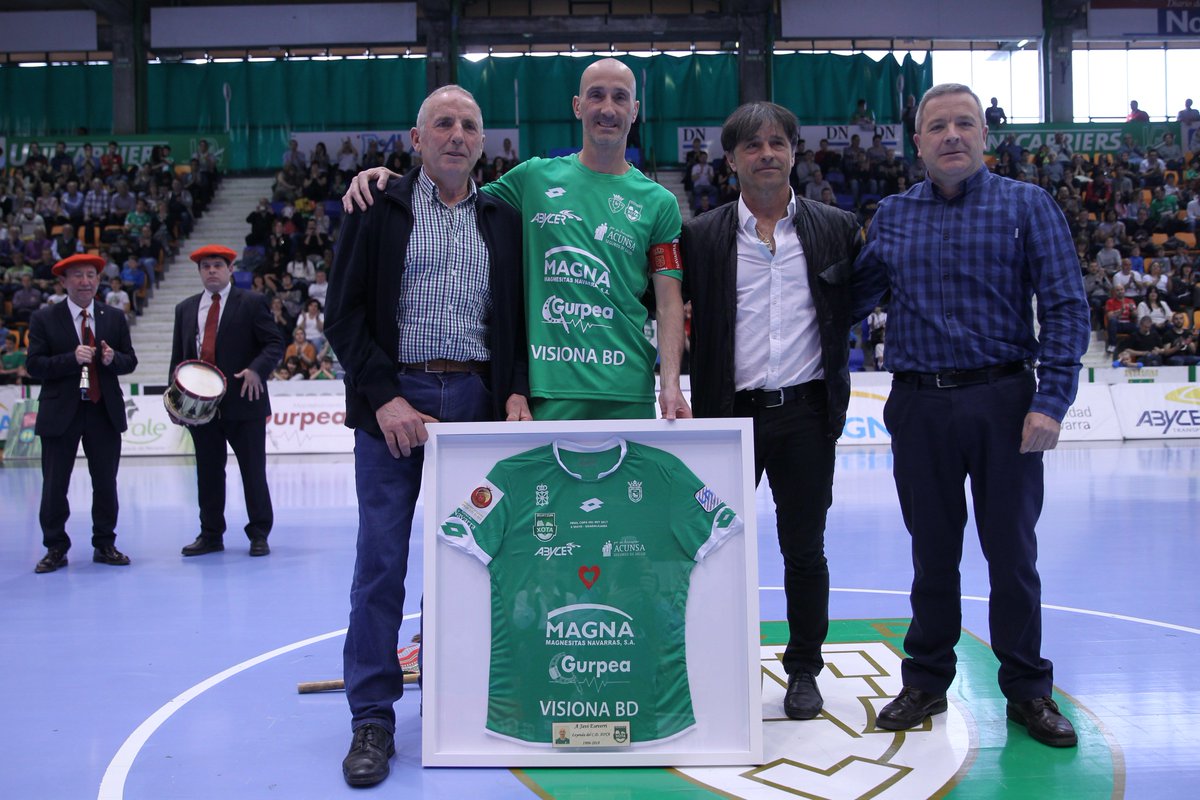 CDXOTA's tweet photo. Sin duda, lo mejor de ayer fue el reconocimiento a @jeseverri77 por parte de los danzantes de su pueblo Ochagavía, También el club le entregó la camiseta de la final de la Copa del Rey enmarcada con una placa que rezaba "Leyenda del Club Deportivo Xota". https://t.co/UlSQBCchfZ