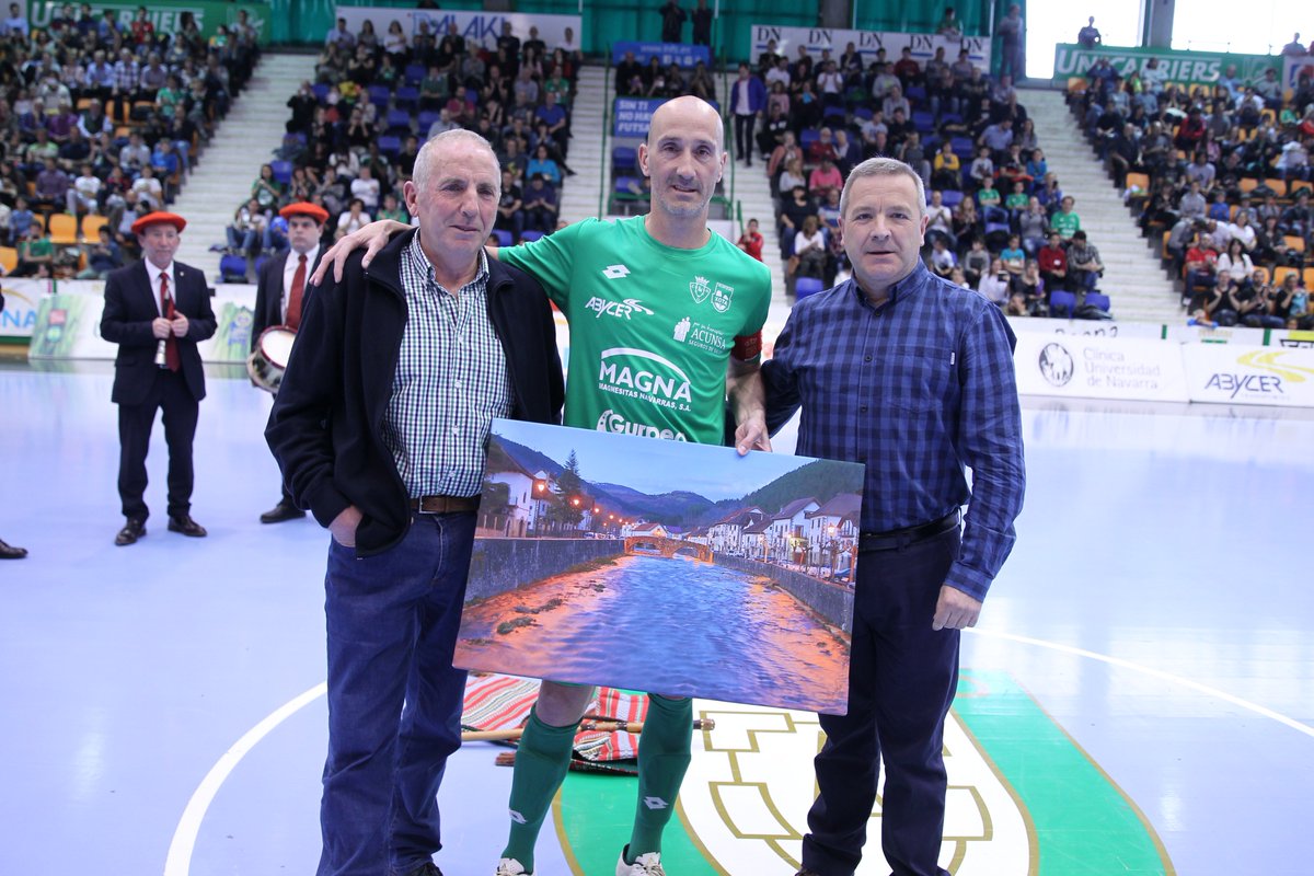 CDXOTA's tweet photo. Sin duda, lo mejor de ayer fue el reconocimiento a @jeseverri77 por parte de los danzantes de su pueblo Ochagavía, También el club le entregó la camiseta de la final de la Copa del Rey enmarcada con una placa que rezaba "Leyenda del Club Deportivo Xota". https://t.co/UlSQBCchfZ