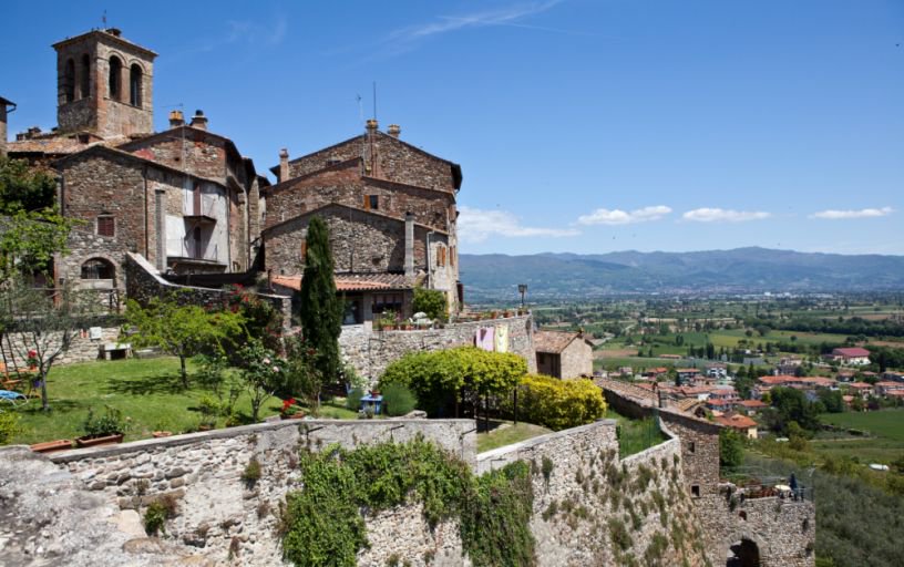 regionetoscana's tweet photo. Nell'Aretino un itinerario tra vecchi #borghi e piccoli #musei alla scoperta di #tradizioni, #mestieri e #sapori. È la #MemoryRoute, un percorso alla ricerca della 'vera' #Toscana e delle sue radici
@archiviodiari @Battle_Anghiari @StefanoCiuoffo
https://t.co/yBOSBXkHL0 https://t.co/KVKcuFQJ6Y