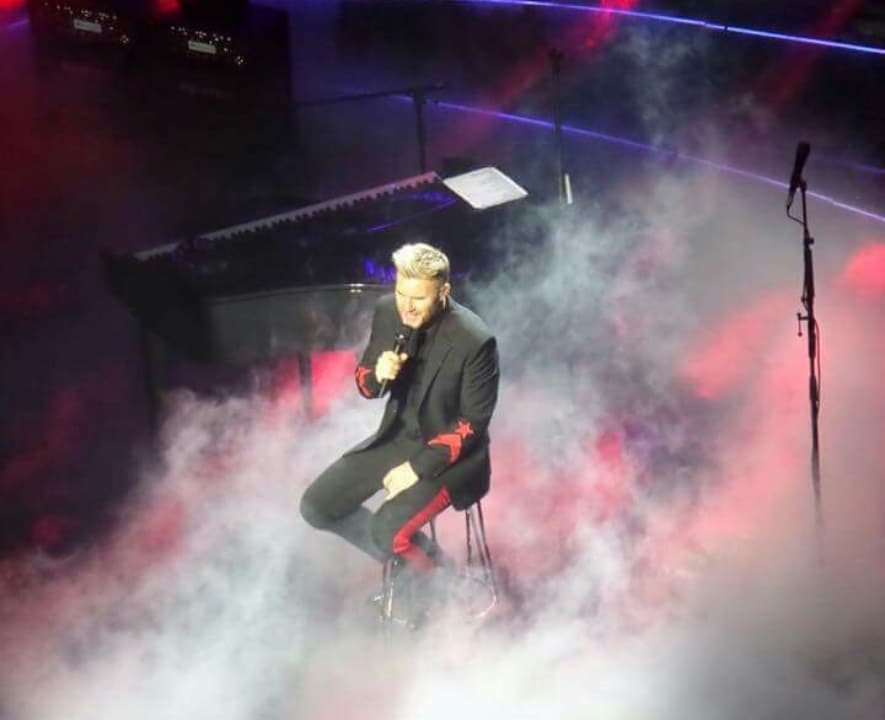 JuSwifty78's tweet photo. Fantastic night with @GaryBarlow in my hometown! Thank you Gary, Blackpool was rocking! 😍❤ #gbsolo2018 #blackpool https://t.co/n2Bkan23GL