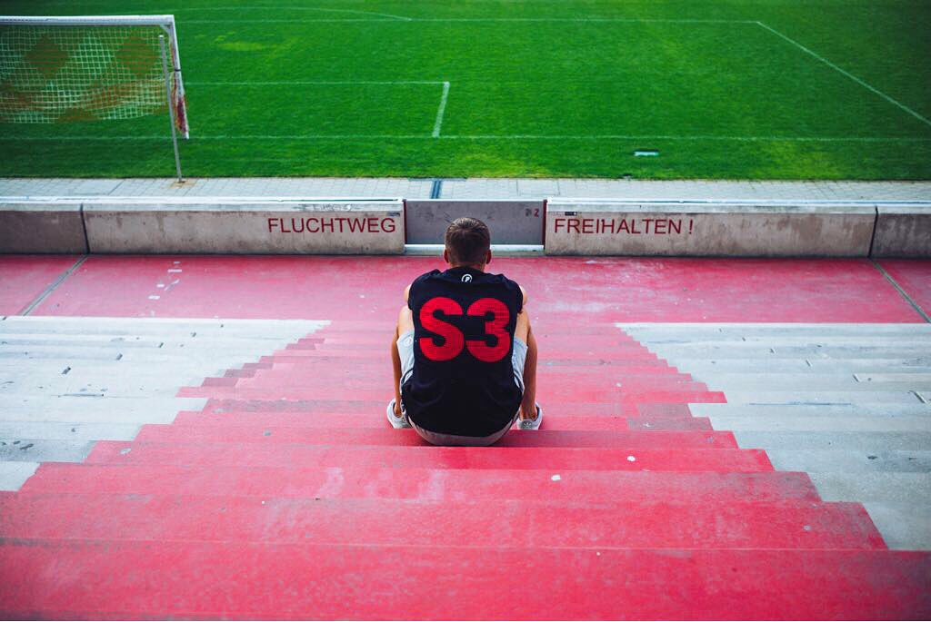Podolski10's tweet photo. Wir sind Kölner, wir lieben den #effzeh und wir tragen stolz unser Trikot und Farben auch in schlechten Zeiten! 
Egal, ob wir irgendwo in Europa spielen oder in der 2. Liga: Gerade jetzt müssen wir als Fans zu unserem Verein stehen, das macht uns Kölner so besonders.... @fckoeln https://t.co/wRah2zp9nL