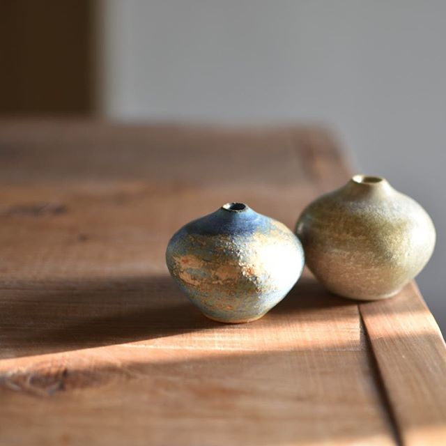 aya_ogawa_'s tweet photo. 気がつけば夕陽の時間になってしまったわ。
If I notice it, it has become sunset time.
.
.
#ayaogawa_handmade_ceramics  #小さな花器 #tinybudvases  #花 #flowers #器 #陶器 #うつわ  #日々  #instapottery #interior #インテリア #ceramics #design https://t.co/GHsANKMQrT https://t.co/kxyUM3b5Ie