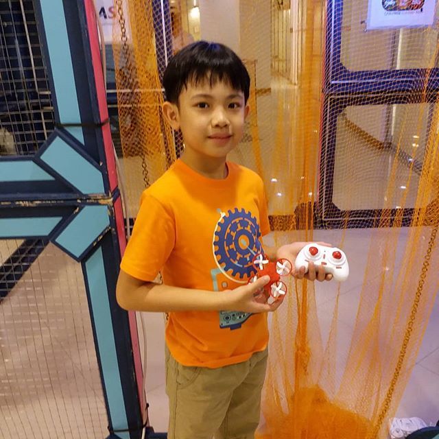 KellerTeh's tweet photo. Today I made my first drone at a workshop by #65drones! Flew in the cage behind me to test it and it flew and then... crashed... #kellerteh #carfreesundayonenorth #droneflyingisaddictive https://t.co/oMEYa1dfli