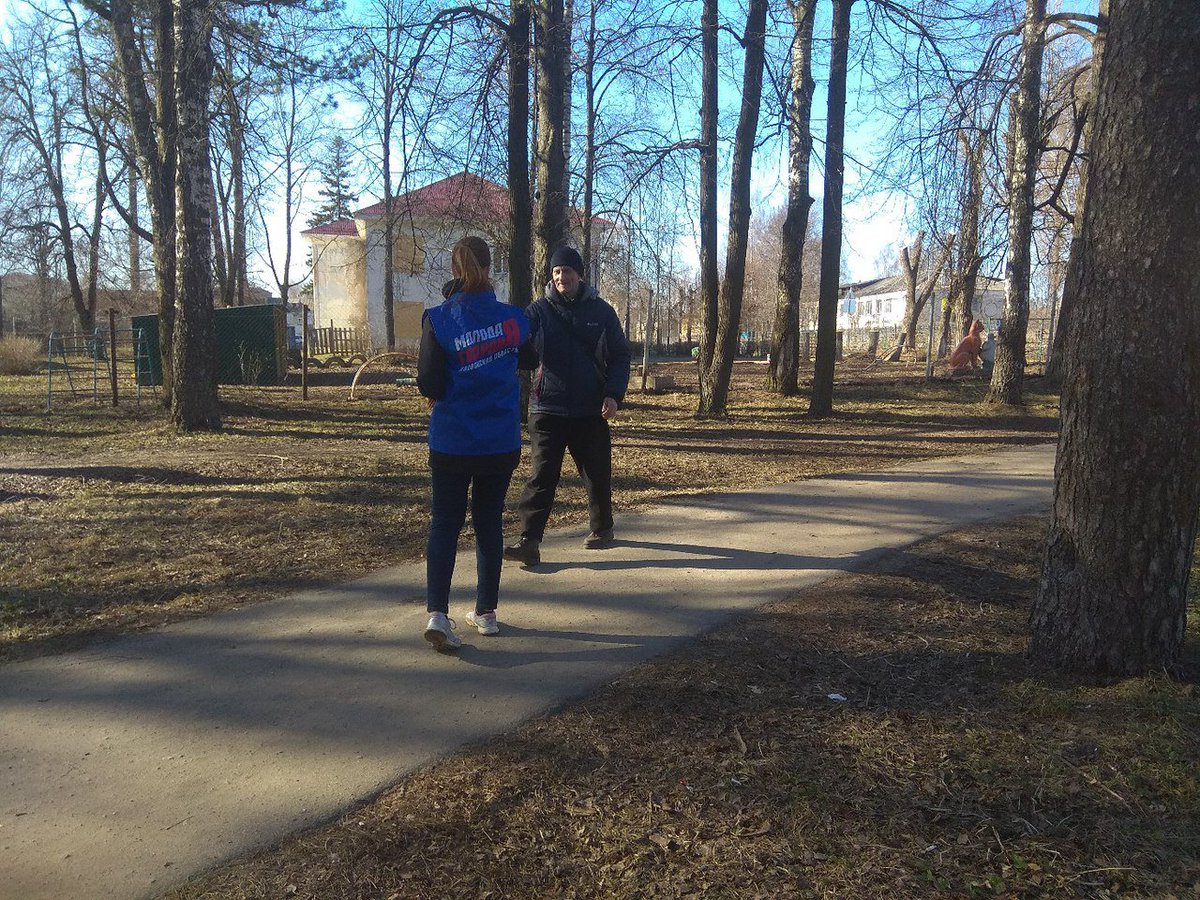 _Alex_Grachev_'s tweet photo. Наши волонтеры раздают прохожим георгиевские ленточки. https://t.co/N45C7Y3HyR