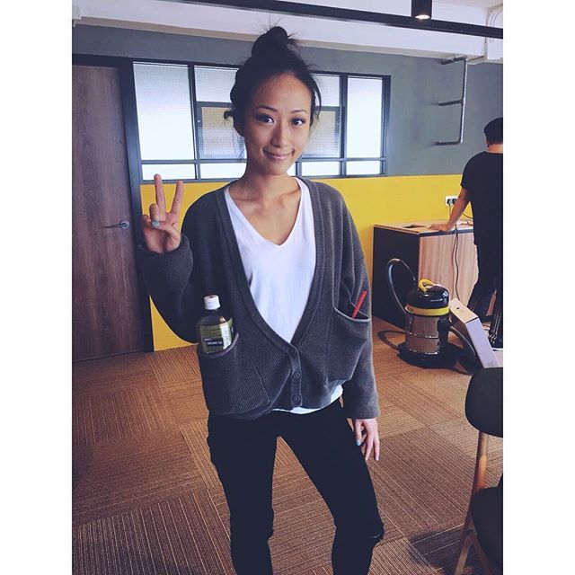 rachiepn's tweet photo. Making efficient use of both my pockets ✌🏻
.
.
.
.
.
.
.
#efficientuse #pockets #✌🏻 #weirdo #yay #grey #yellow #garagelife #coworking #coworklife #garagestaff #garagesociety #rachiepn @rachiepn https://t.co/I7xP4iangg https://t.co/MLo1ES5t8D