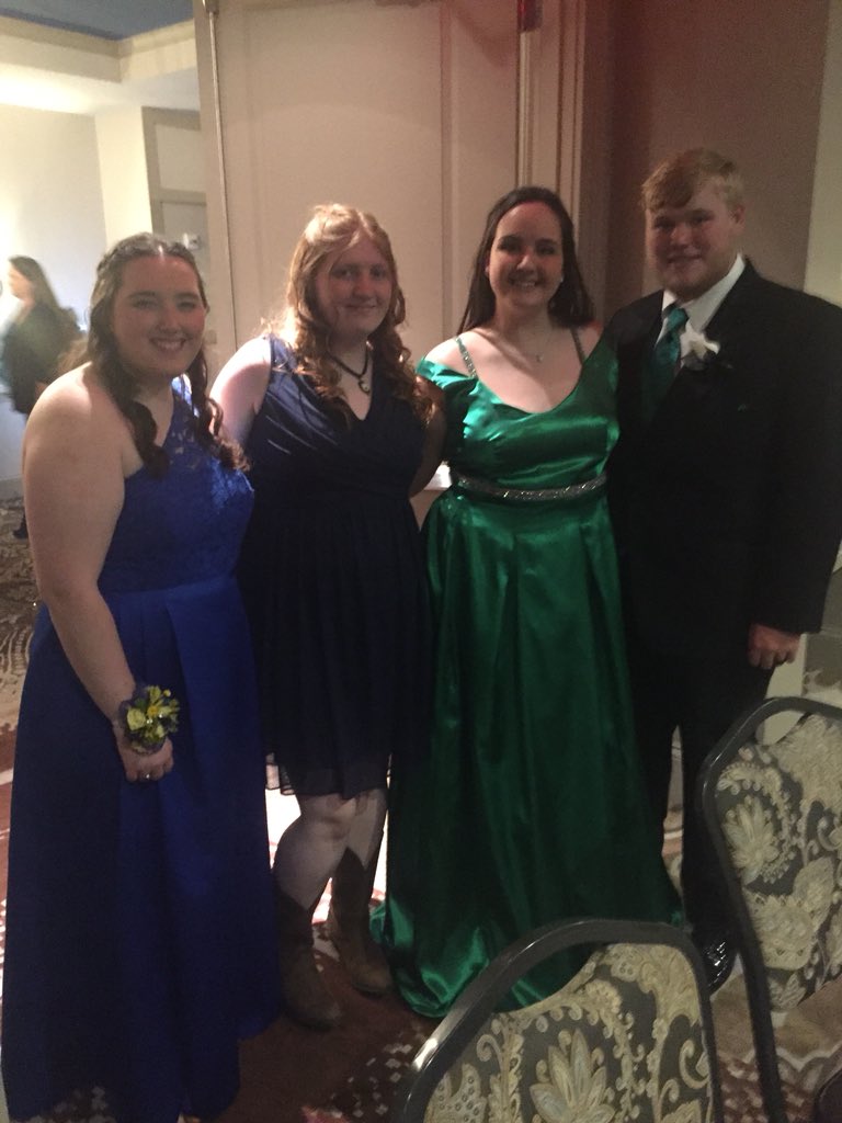 ffanvapres's tweet photo. Northview FFA officers enjoying prom 2018 https://t.co/IYfWh48P96