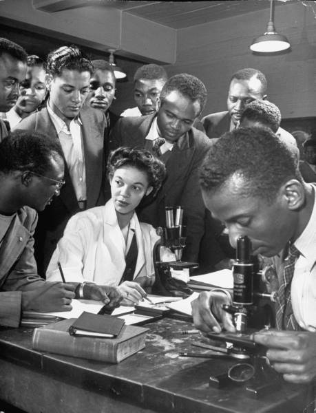 QuintardTaylor's tweet photo. Folks,  I need your help. This photo of Howard University Zoology Professor Gloria Hixon appeared in Life Magazine in November 1946.  Yet today it is impossible to find information on her.  If you have information. please email us at qtaylor@uw.edu. https://t.co/ntrL2s9Zr2