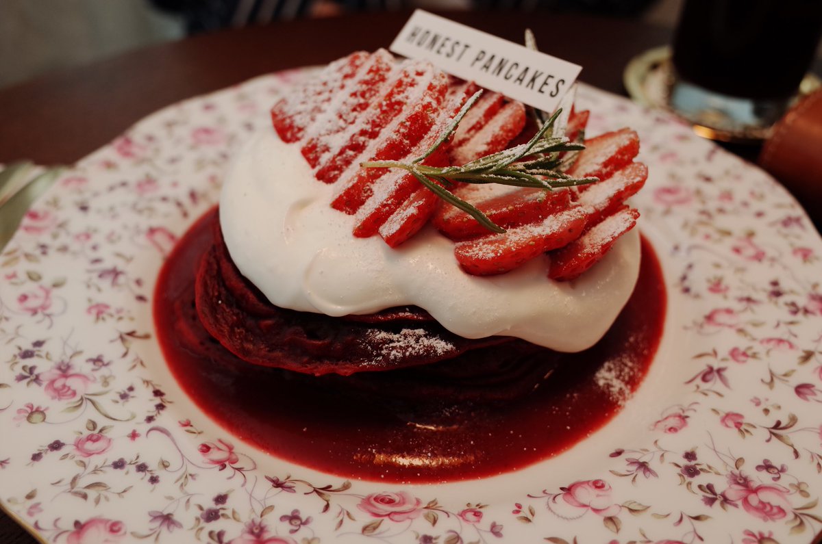 Food_SugarG's tweet photo. 홍대 연남동 Honest Pancakes
레드벨벳 팬케이크 12.5
별점 : 🌟🌟🌟🌟
먹어 본 팬케이크중에 가장 맛있다.. 케익 밑딸기잼이랑 같이 먹는걸 추천!  주말에 가면 웨이팅 생길정도로 사람 많이옴 노래는 재즈계열로 많이 틀어주신당 재방문의사 높음! 다른것도 맛이 기대되는 가게이다!! 존맛탱 https://t.co/M1FP9eid9M