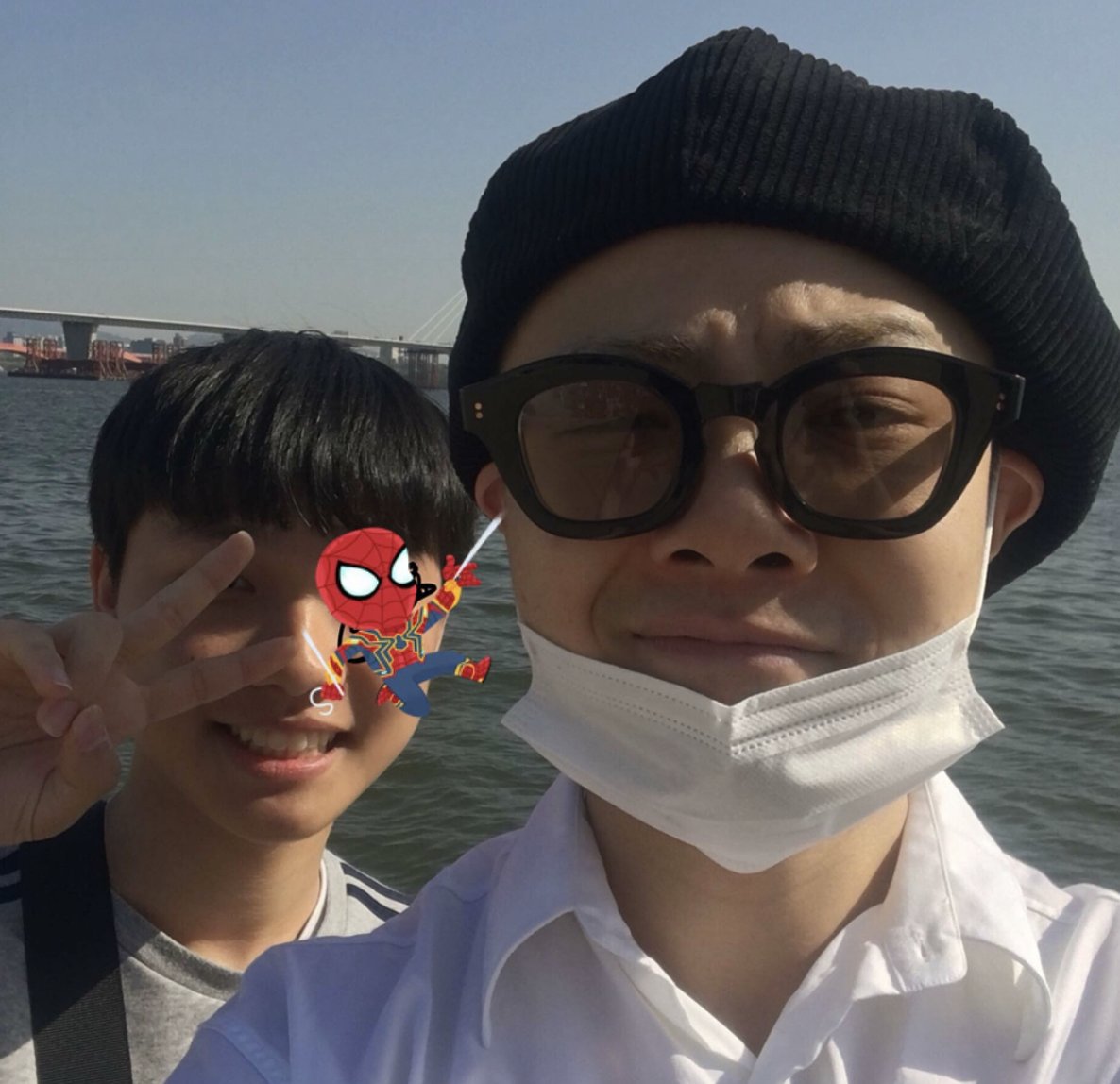 180428 Giriboy taking selfies with fans at a fanmeet (cr _cherrytomato, yeonx_xy, 0_ojynn, s_h_i_n_1_)