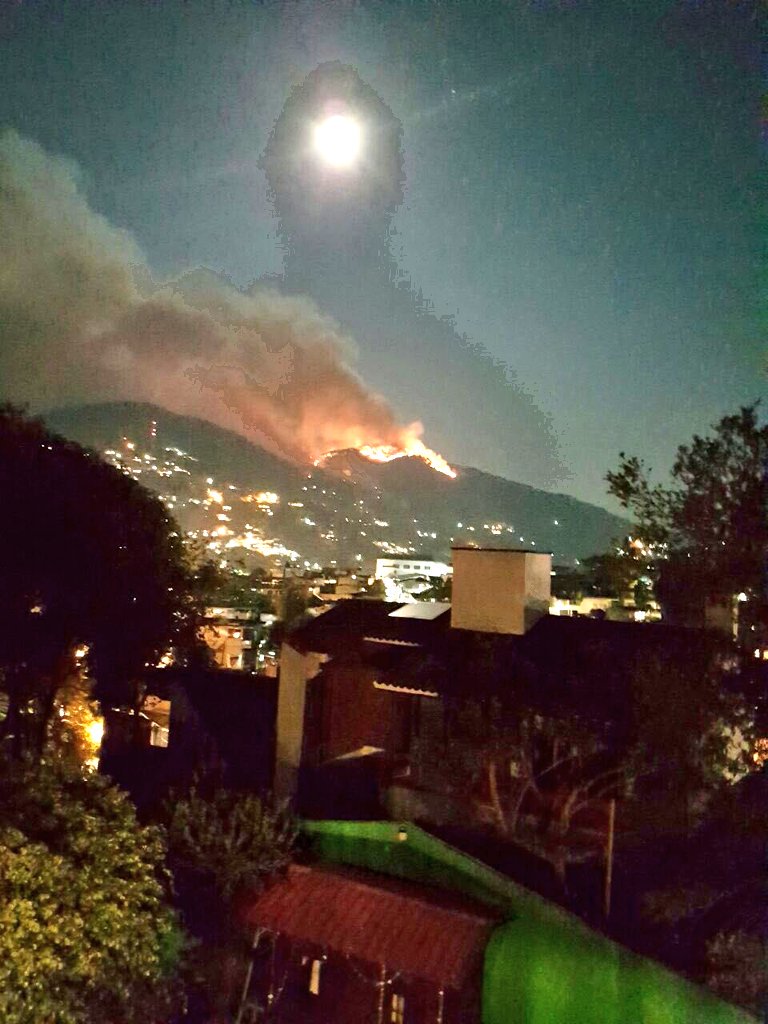 monirepublicano's tweet photo. Se registra incendio forestal en la reserva 'Monte Alto' en Valle de  Bravo, Edomex; quema de basura en asentamiento irregular y fuertes vientos, la posible causa. | https://t.co/VPZY88HqVT
