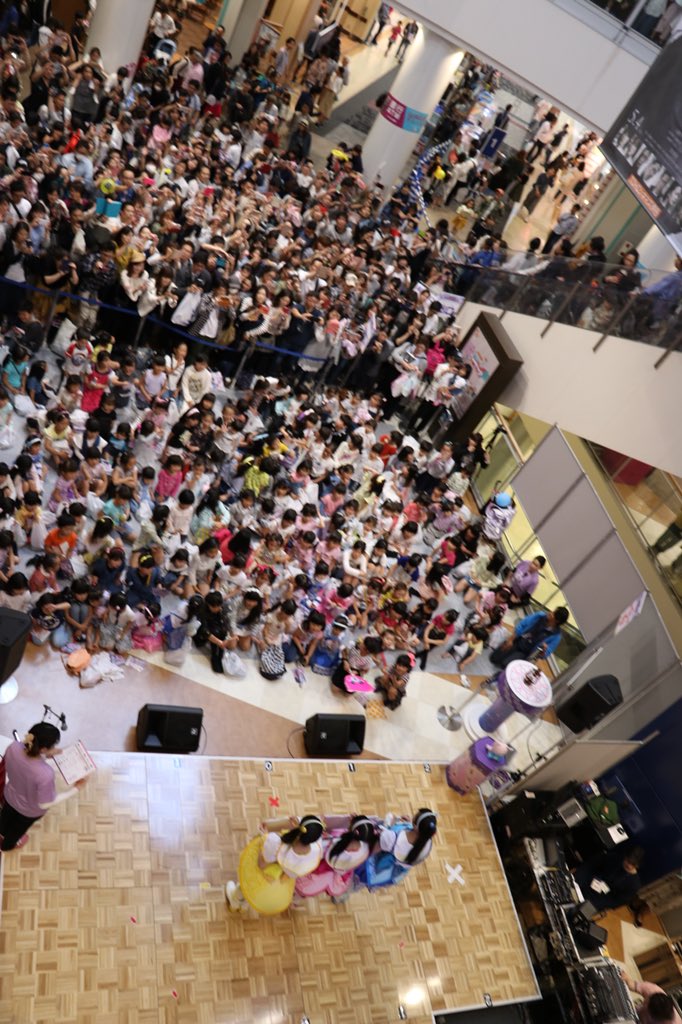 えすあいしー マジカルマジカル ミニイベント1部イオンモール伊丹終了 グッズ紹介 クイズ大会 ダンス ミニライブ2曲 最後に撮影タイム モコニャンが1番人気で大歓声 次がモモカ 2階後方から見てたから 後ろ姿しか撮れず 涙