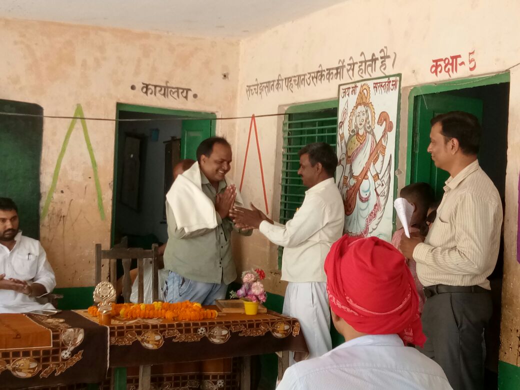 bansheedharrai3's tweet photo. प्राथमिक विद्यालय गठिया के न्याय पंचायत समन्वयक और ग्राम प्रधान की उपस्थिति मे�� सम्मानित कर विदाई समारोह का आयोजन करने के लिए ..
  कोटिशः धन्यवाद 🙏🙏 https://t.co/16CQpSCMOO