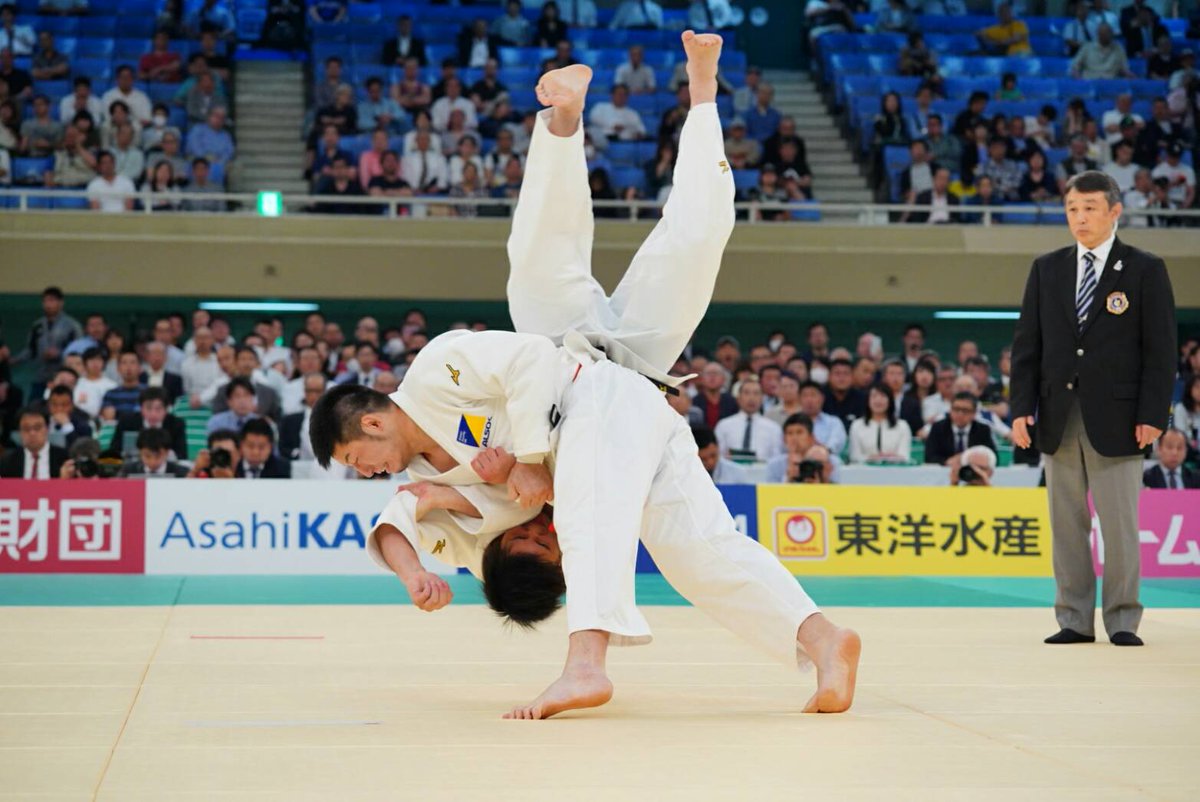 Ejudo編集長 古田 英毅 Ar Twitter 平成30年全日本柔道選手権 ニ回戦 熊代佑輔 東京 袖釣込腰 2 23 石川竜多 関東 右で左袖を捕まえるなり 肘をたたんで右袖釣込腰 打点高い一撃見事決まって 一本