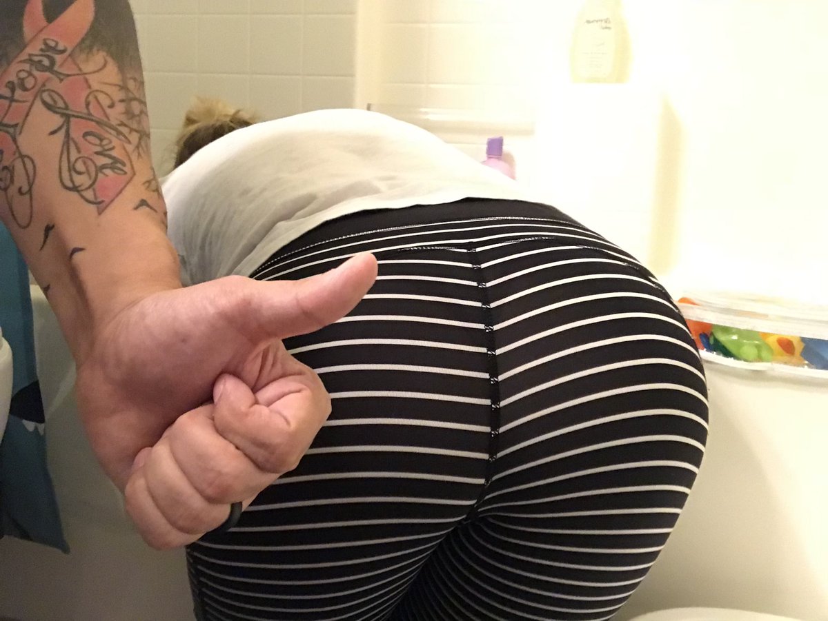 Mags003's tweet image. When you’re just trying to bathe your baby, but your husband loves your butt too much. #heiswelcome #isquat #youreallwelcometoo 🍑 #booty