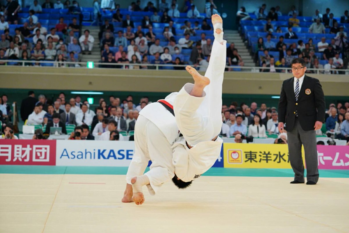 Ejudo編集長 古田 英毅 Twitter ನಲ ಲ 平成30年全日本柔道選手権 ニ回戦 西山大希 東京 袖釣込腰 1 11 一戸勇人 北海道 左相四つ 一戸釣り手を良く動かして粘るが 組み際に西山の右袖釣込腰炸裂 一本