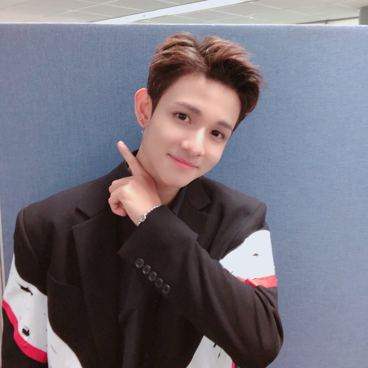 bravepunch_'s tweet photo. 180429 #인기가요 무대 완료!❤️
이제 ONE 활동 얼마 안남았는데 열심히 응원해주는 가넷 너무 고맙고 사랑해요💖 이렇게 가넷 매일매일 보고싶은데 끝날 생각하니까 너무 아쉬워요😿 우리 내일도 즐거운 시간 보내요 내일 봐요😻
#사무엘 #Samuel #가넷 #Garnet #ONE https://t.co/oVhnXMhXNM
