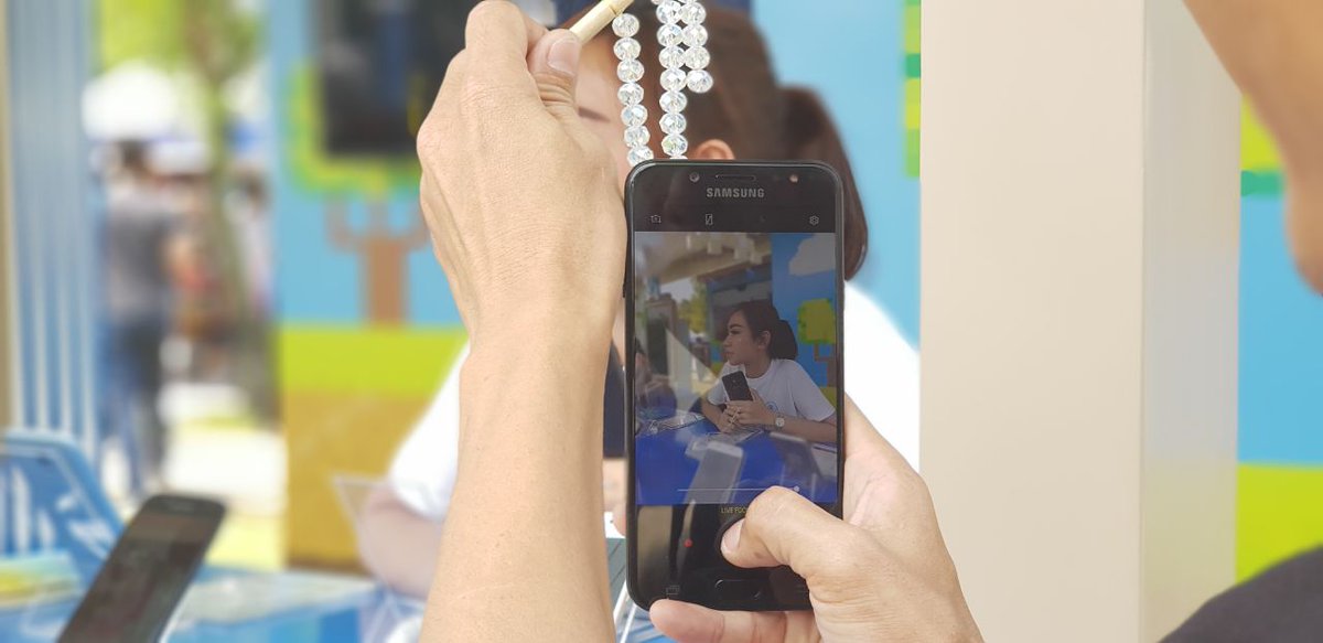 samsungID's tweet photo. #GalaxyJ7Plus memang the best buat kamu yang aktif, dengan Signal Max, juga kamera nya yang mumpuni kamu bisa update social mediamu terus deh!

Buat kamu yang dateng ke acaranya ayo ikutan kompetisi #CaptureLikeAPro 🤳 di booth Samsung Galaxy J!
 #SamsungxMarkas2018 https://t.co/zmGtxRv3d8