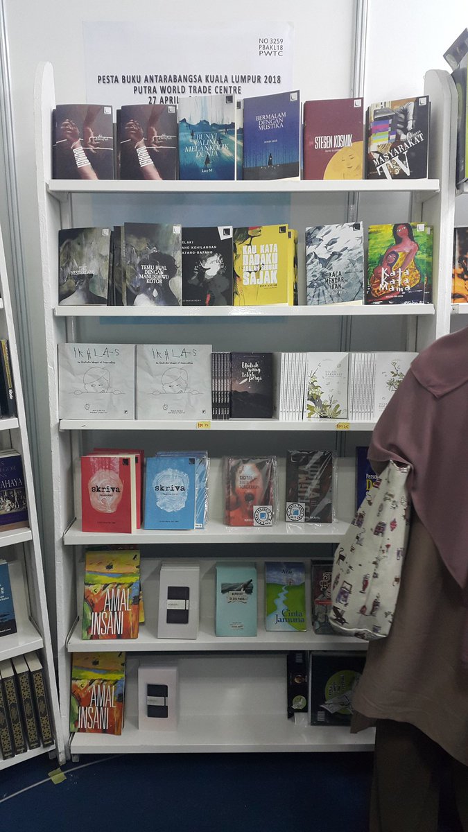 bukugaraj's tweet photo. #Konfesi kini boleh didapati di Pesta Buku! Cari booth @terbitanLANGIT di Tingkat 3, No. 3259 sekarang!

Similli Paper = RM10
Book paper = RM15

Ayuh! https://t.co/MNTRxvxZnv