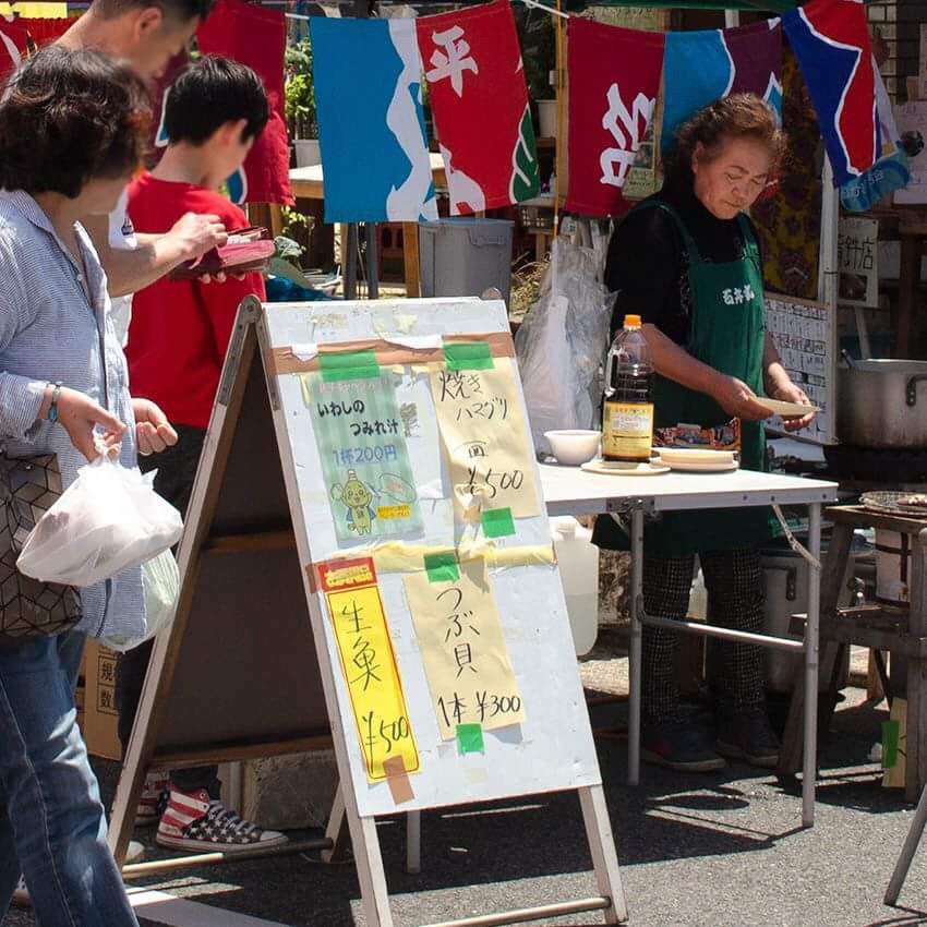 のれんに注目してください！ そうです大漁旗で作られています。毎月銚子観音 門前軽トラ市へ出店の'創作の路 しずこ'さんの作品です。カッコいいでしょう？！ #銚子 #軽トラ市 #大漁旗 #オリジナルバッグ #手作り #手作りバッグ #japandesign #handmadebag #handicraft #buntingflag