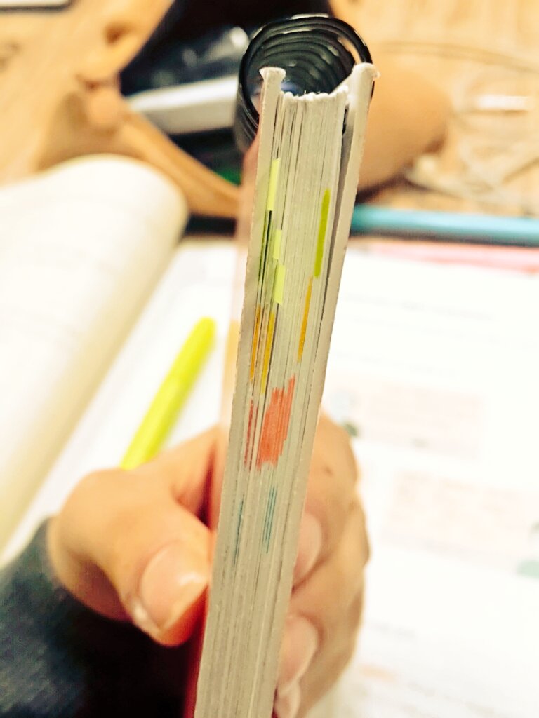reta_study's tweet photo. 역사만 열심히 팠다는 증거물ㅋㅋㄱㄱ
초록ㅡ국어
노랑ㅡ영어
분홍ㅡ국사
파랑ㅡ과학
ㅋㅋㄱ 과학 진짜 안했���요 https://t.co/d5MWrlq2QE
