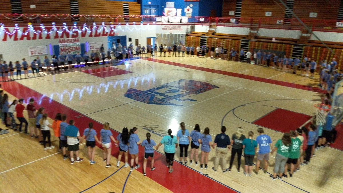 mhs_dm's tweet photo. Circle for the kids to finish up the night! Thank you to everyone who came out to support us! #ftk #mhsdm #mhsdm2k18 https://t.co/sZK9ar2Uqa