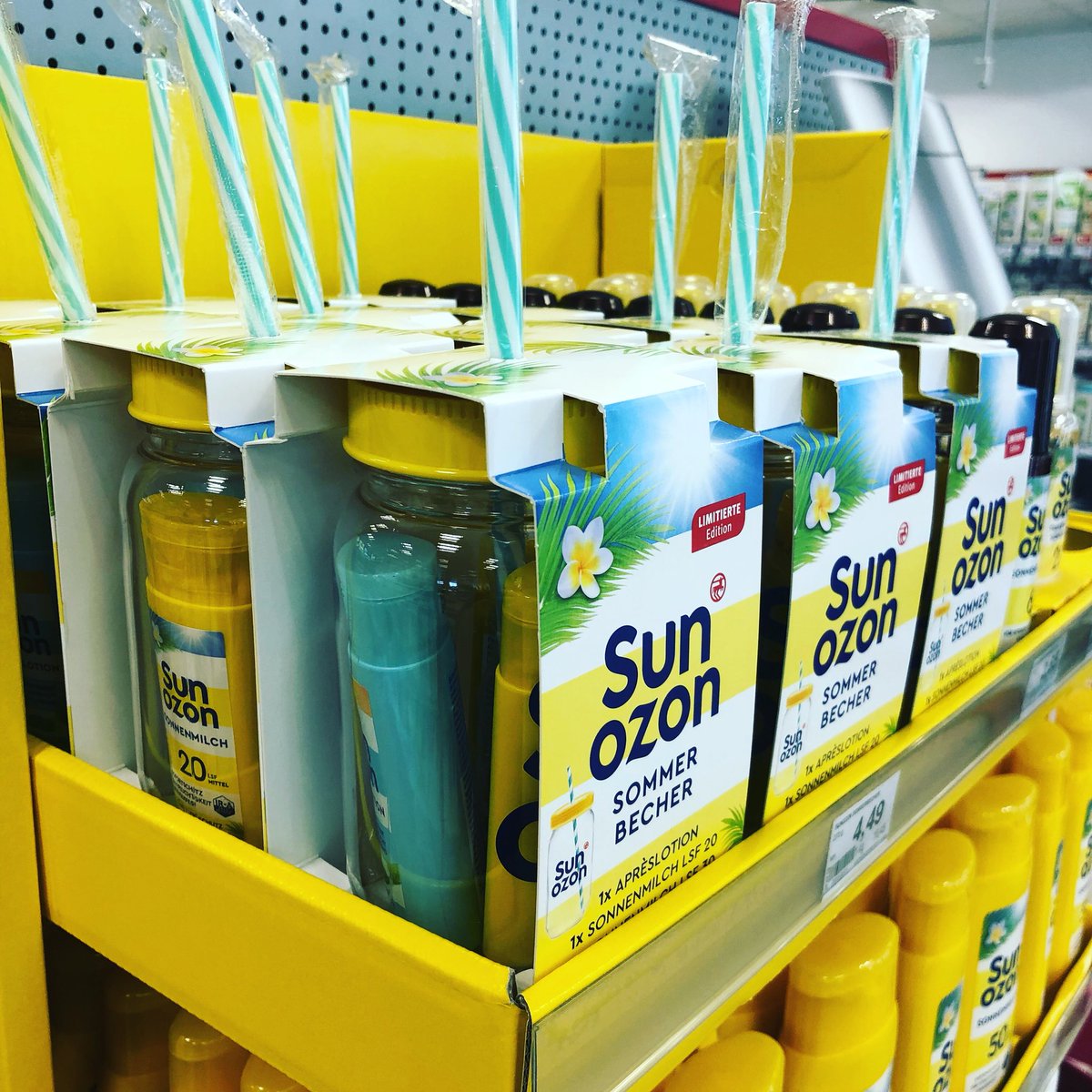 Gewinnbiene's tweet photo. Ich war letztens bei rossmann und habe das coole Teil entdeckt 😍. Für den Preis von 4,49 € kann man nicht meckern finde ich.
#sunozonsommerbecher #sunozon #somnencreme #rossmann #neubeirossmann #neuesbeirossmann #sommernecher #trinkbecher #gratiszugabe #limitierteedition https://t.co/GXYSJwP3Pu