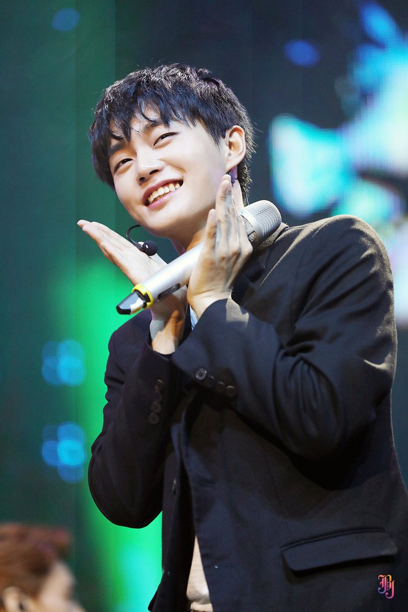 machmin's tweet photo. [DAY25] อยากบอกอะไรยงกุก
สำหรับกั๋ว จากที่เมื่อด่อนจะเงียบๆดูหม่นๆ แต่เดี๋ยวนี้ดูสดใสขึ้นเยอะเลยแถมหล่อขึ้นมากๆด้วย เสียงร้องก็นุ่มและมีพลังมากๆ เราเชื่อว่ากั๋วยังมีอะไรดีๆอีกเยอะ ดึงมันออกมาให้หมดน่ะ สู้ๆจะสนับสนุนเสมอ ❤ #JBJ  #30DayLeftWithJBJ https://t.co/hTFbRx7gIS