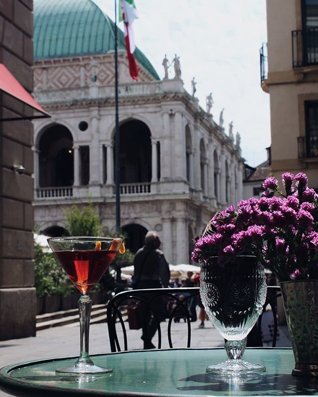 pietro__marini's tweet photo. Cose che mi fanno stare bene: l'estate, la compagnia di @rowvs, un negroni fatto bene, i locali storici, le architetture di Palladio.
~
~
~
#vsco #vscocam #vscogrid #vscogood #vscoit #vsco_italy #Vicenza #venetissimo #vscoplaces #vscostreets #livefolk #l… https://t.co/3XDw4SmZcc https://t.co/BegqxGSU32