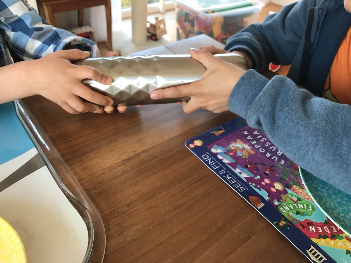 randomresult's tweet image. Two Kids 1 Bottle ... Finde den Fehler. #t3cs #typo3