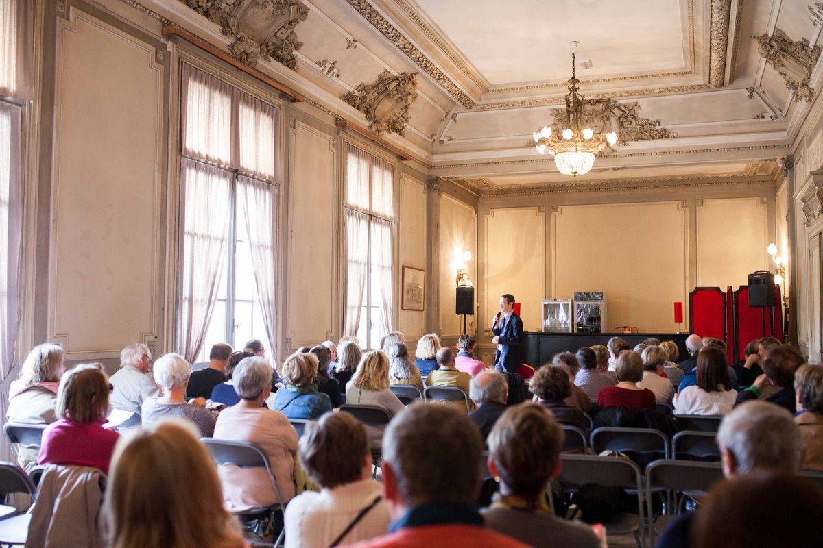 VilledeFbleau's tweet photo. 2ème journée de reconstitutions autour de Napoléon 1er à #Fbleau.
- Ouverture du salon du livre à 10h (22 auteurs et éditeurs présents)
- Conférences "Marie-Louise et le roi de Rome" à 11h puis "Moscou occupée !" à 14h
- spectacle "la mort de l'aigle" à 17h
➡️ Au théâtre https://t.co/nhjZSVIEPC