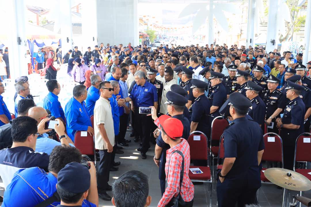 DrZahidHamidi's tweet photo. Merasmikan Majlis 1AMANWEEK Banteras Jenayah dan Perangi Dadah di Waterfront Bagan Datuk, Perak. @KDNPUTRAJAYA https://t.co/fpwsIHnlhr