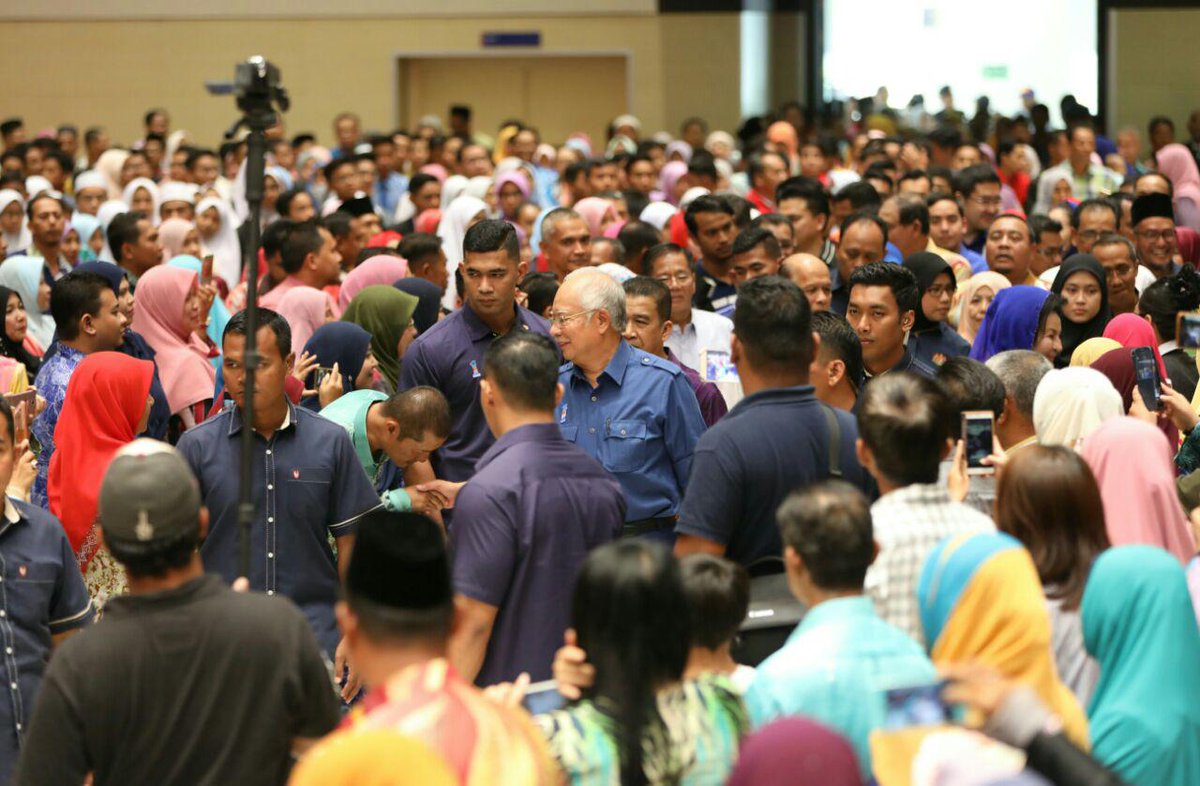 NajibRazak's tweet photo. Dlm mngubah untung nasib insan di Malaysia, yg bezakan bukanlah peluang pndidikan tapi sama ada seseorang itu ada kesungguhan utk capai impian. Inilah prinsip pndemokrasian pndidikan yg telah &amp; akn terus Barisan Nasional laksanakan jika diberi mandat! #BersamaBN #HebatkanNegaraku https://t.co/yh15XK5rEB