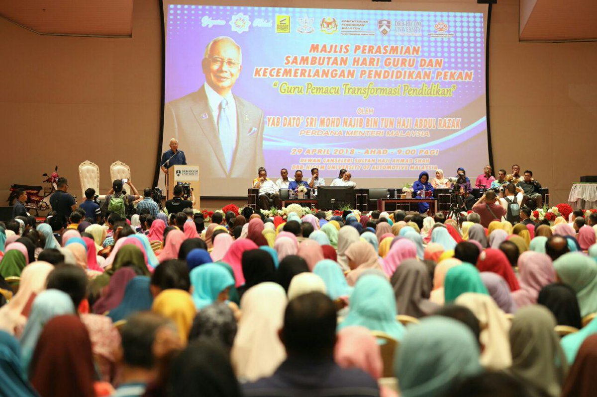 NajibRazak's tweet photo. Dlm mngubah untung nasib insan di Malaysia, yg bezakan bukanlah peluang pndidikan tapi sama ada seseorang itu ada kesungguhan utk capai impian. Inilah prinsip pndemokrasian pndidikan yg telah &amp; akn terus Barisan Nasional laksanakan jika diberi mandat! #BersamaBN #HebatkanNegaraku https://t.co/yh15XK5rEB