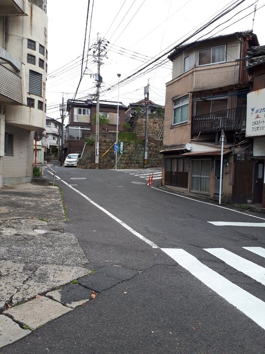 坂道のアポロン 佐世保ロケ地巡りガイド 交差点から100m程進むと この景色の場所に着きます この写真の奥に見える横断歩道のほうに進みます 坂道のアポロン ロケ地巡り 佐世保市 佐世保