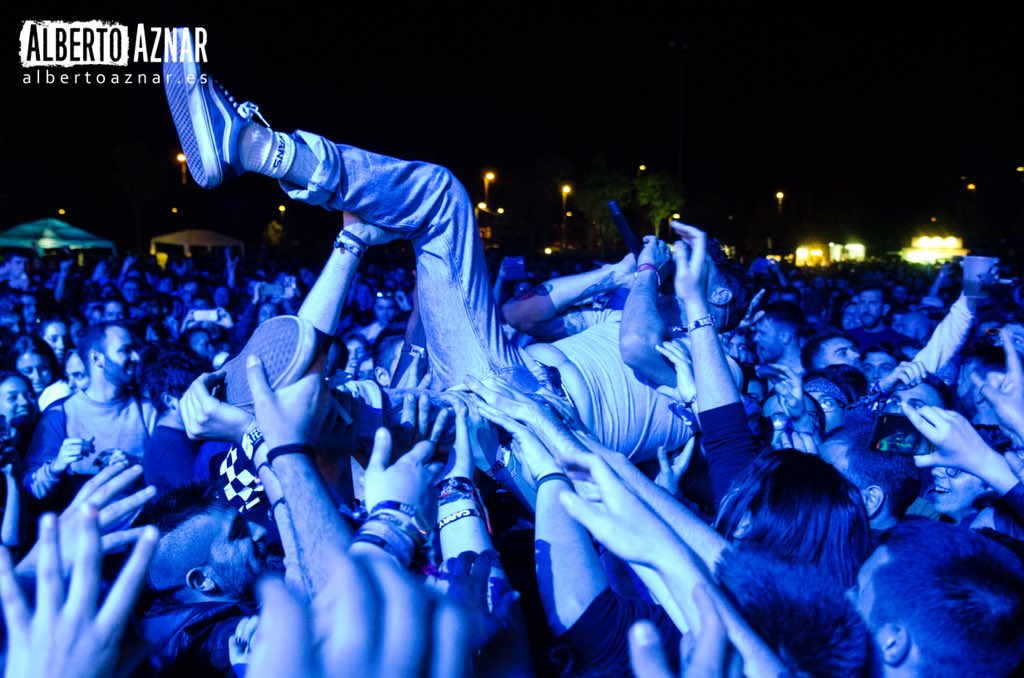 Maskerock's tweet image. Hoy en el @VinaRockOficial tendremos a @Konsumo_respeto a las 16.30 y @desakatorock a las 21.30. La que nos espera! Fotos en el @marearockfest