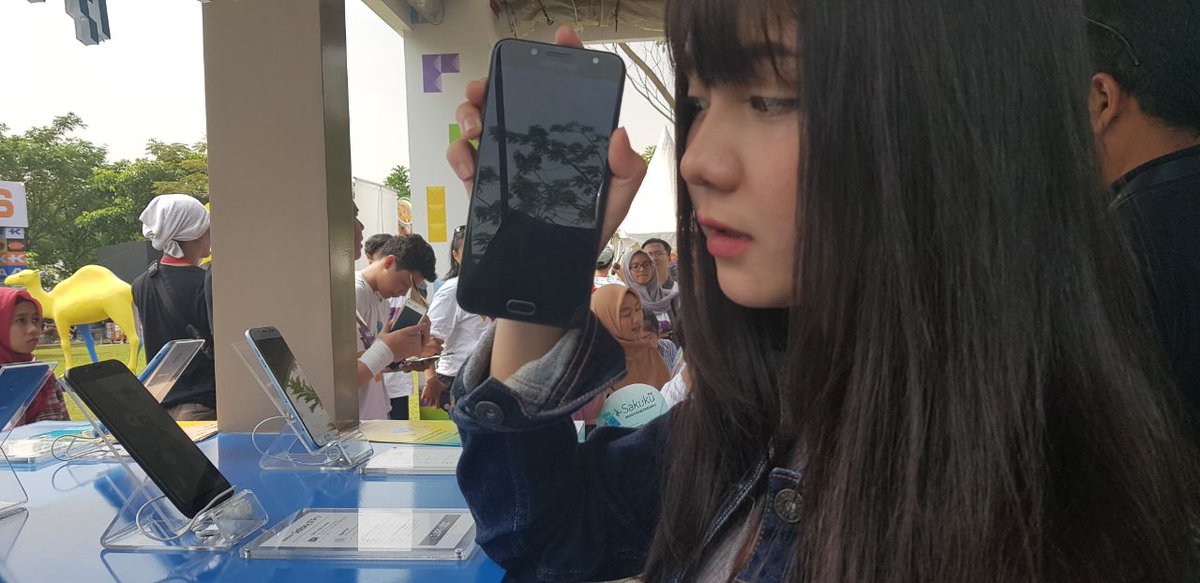 samsungID's tweet photo. Samsung #GalaxyJ7Plus yang punya Signal Max yang bisa optimalkan penerimaan sinyal kamu, dan Ultra Power Saving yang bisa hemat baterai smartphone. Ini baru kenikmatan main game yang hqq 😚

Tipe game apa yang paling kamu suka mainin di hape? 
#SamsungXMarkas2018 #CaptureLikeAPro https://t.co/mtoSlcCn8F