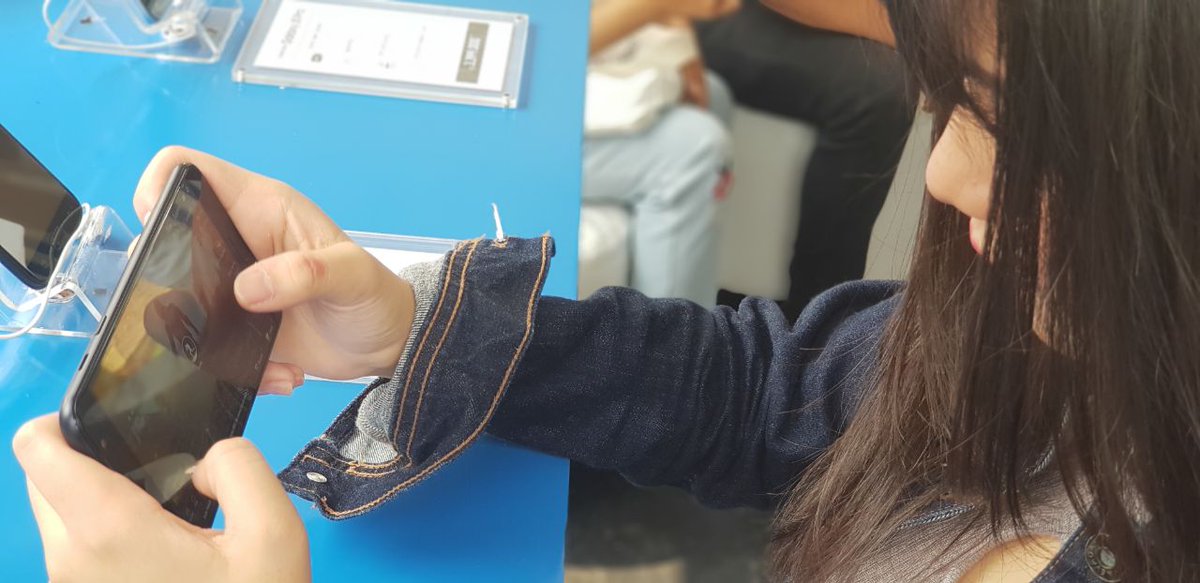 samsungID's tweet photo. Samsung #GalaxyJ7Plus yang punya Signal Max yang bisa optimalkan penerimaan sinyal kamu, dan Ultra Power Saving yang bisa hemat baterai smartphone. Ini baru kenikmatan main game yang hqq 😚

Tipe game apa yang paling kamu suka mainin di hape? 
#SamsungXMarkas2018 #CaptureLikeAPro https://t.co/mtoSlcCn8F