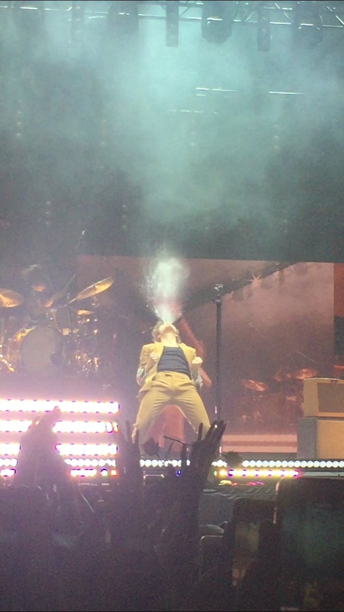 _upharoldsass's tweet photo. Lets just appreciate this photo @Harry_Styles @HSHQ #HarryStylesLiveOnTourSydney #HarryStyles https://t.co/e8yjCExoBY