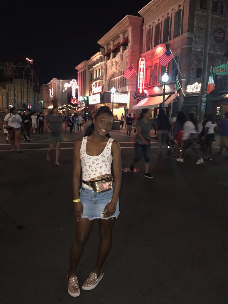 ArrielleBriana_'s tweet image. 2k18 #gradbash 💋
