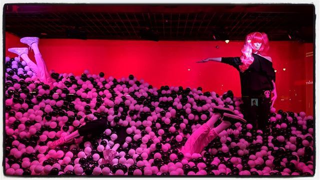 melvinmaya's tweet image. #macys #displaywindow #artineverything #nicopanda #newyork #nyc #nightphotography #travel #pixelxl2 #shootingintherain #travepblogger #travelvlogger #goodtimes #followme ift.tt/2vYAMvc