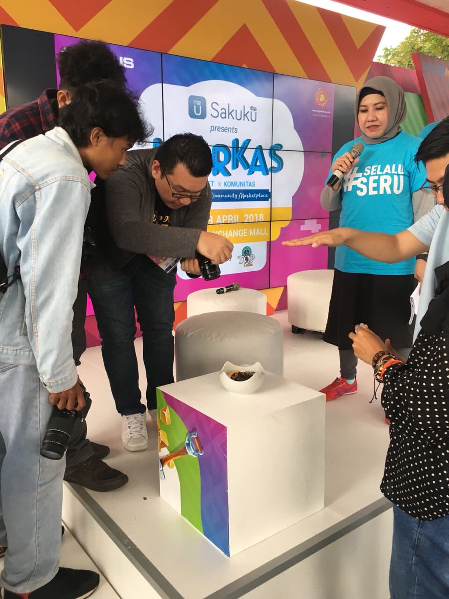 BOLTClub's tweet photo. @inijie langsung nih kasih tutorial, gimana sih cara take photo makanan yang kece!!
Penasaran?? Makanya sini kuy ke Markas 2018 #BOLTxMarkas2018 #Markas2018
Selain itu, banyak promo juga lho!!! https://t.co/VP9XWBX8iX