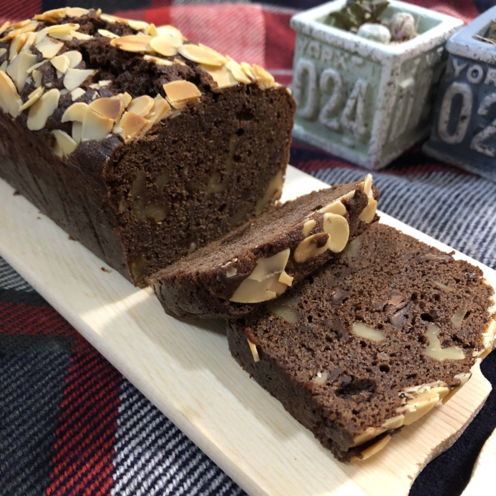 なめこ チョコレートパウンドケーキ ココア生地にチョコチップ くるみ オレンジピールをいれて アーモンドスライスをトッピングしました すごいしっとりしててオレンジの香りがすごくいい 友達と家族に好評だったから また作ろっと ༥